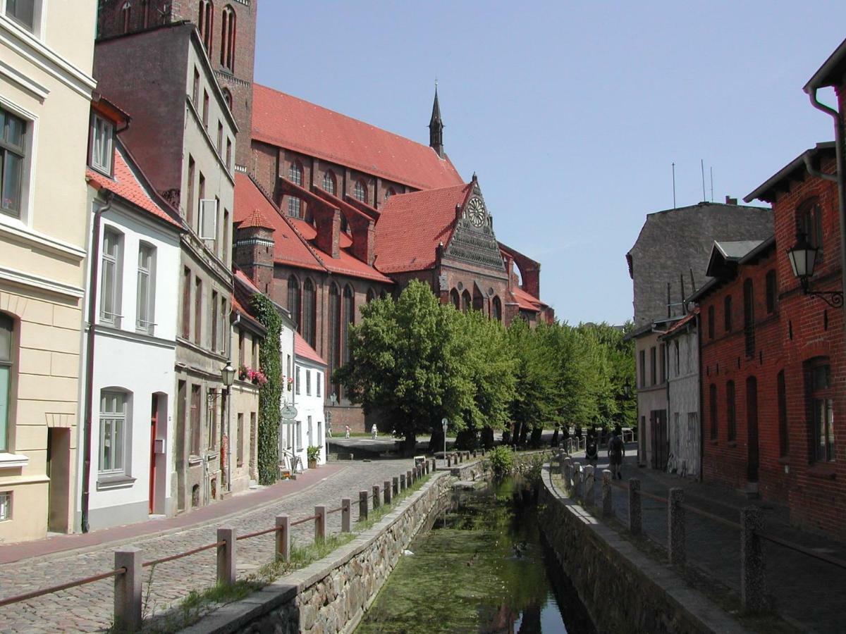 Stadtvilla Bruegemann Mit Terrasse & Parkplatz - Abc136 By AbcВисмар Экстерьер фото